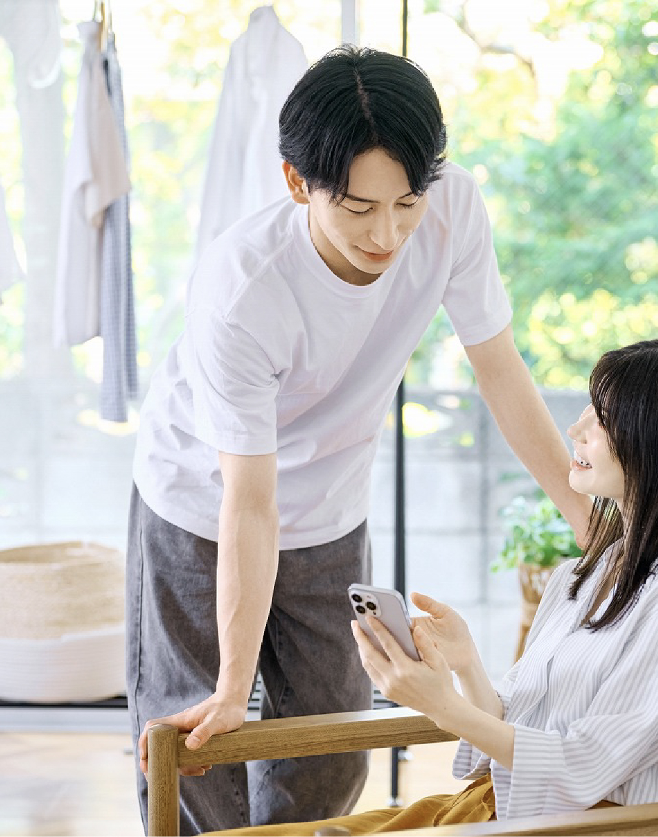 家づくりについて相談する夫婦
