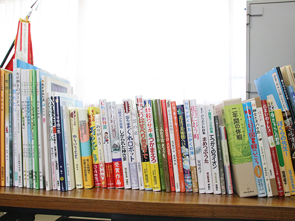 小学校へ図書寄贈