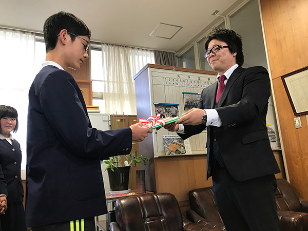 小学校へ図書寄贈
