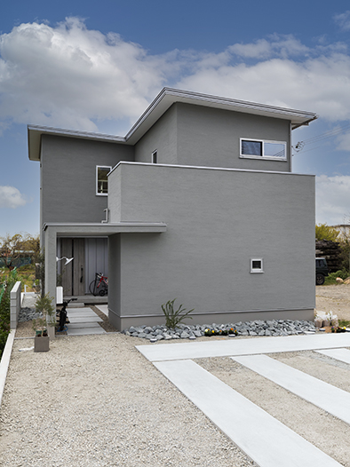 モルタル×無垢材「モダンさと木の温もりを感じる住まい」