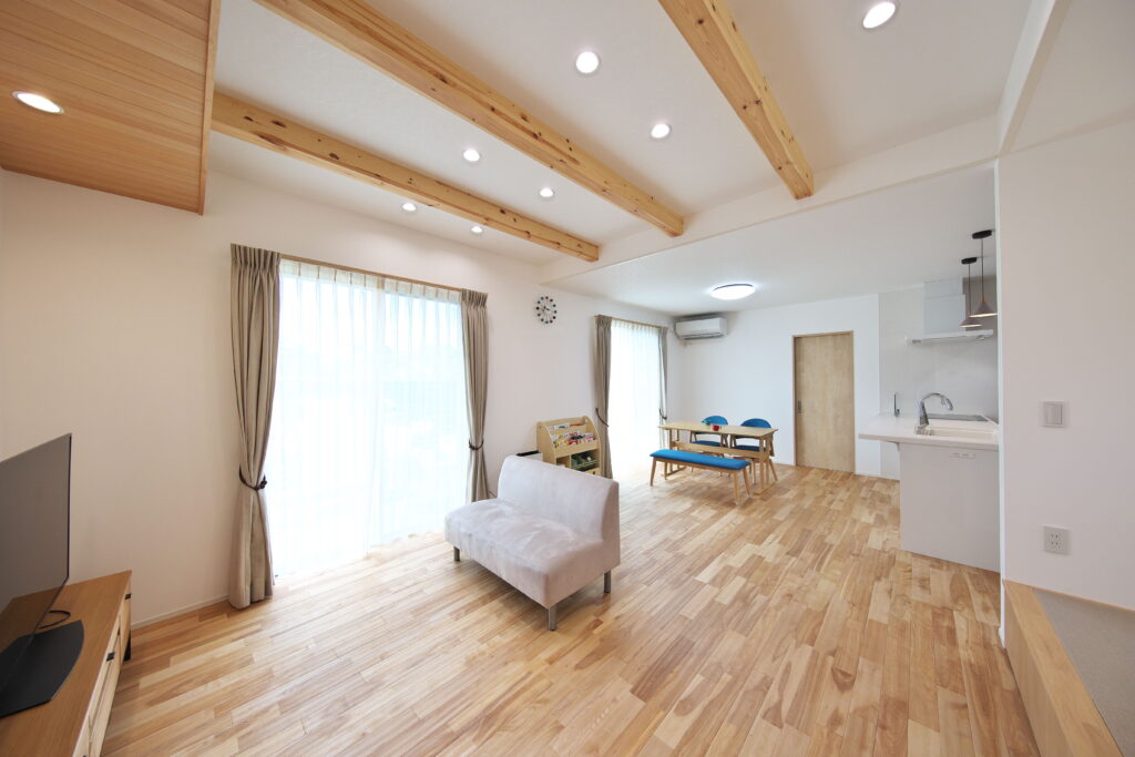 小上がり畳リビングのあるナチュラルモダンの住まい