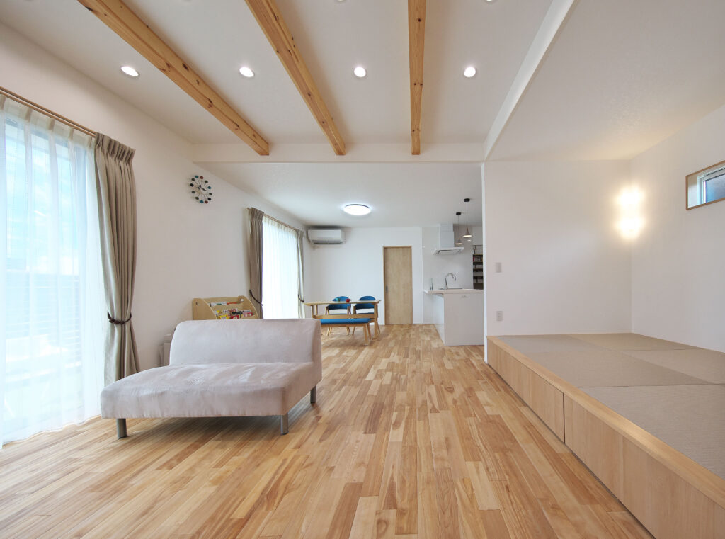 小上がり畳リビングのあるナチュラルモダンの住まい