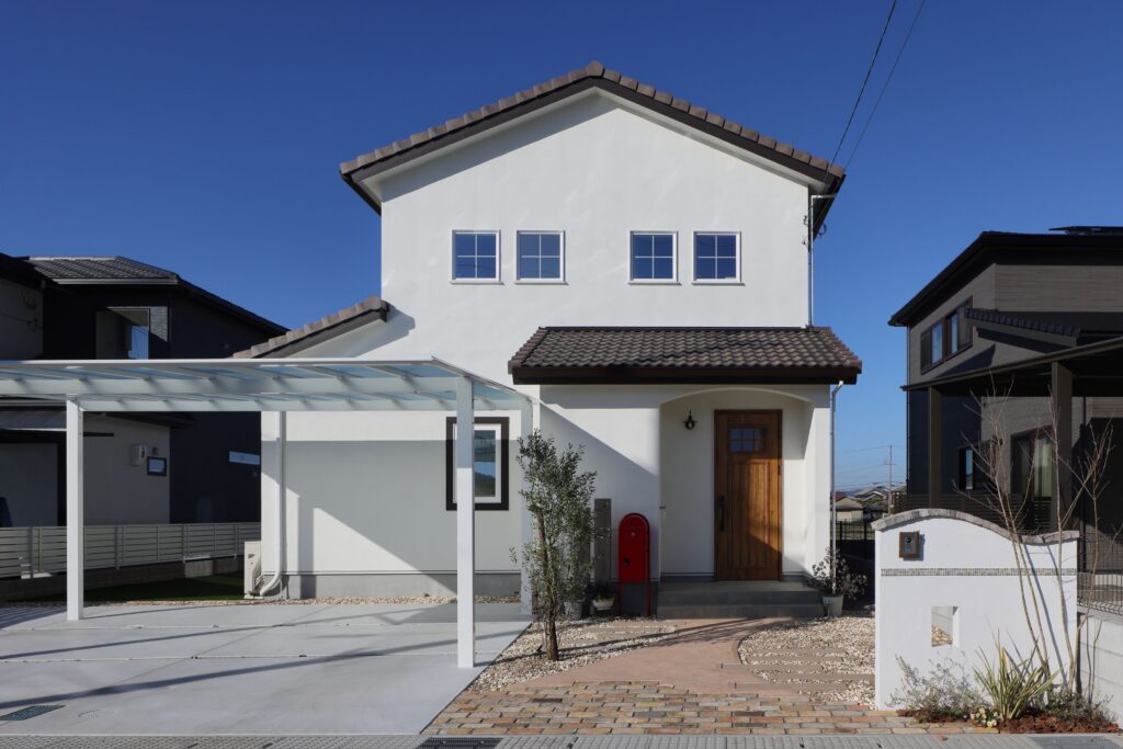 やさしい木のぬくもりと、家族が自然と集まる南欧風の住まい