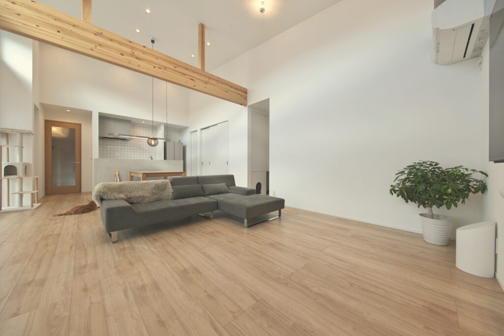 丸尾建築が建てた、木の梁と無垢の床が心地よい吹き抜けのリビング