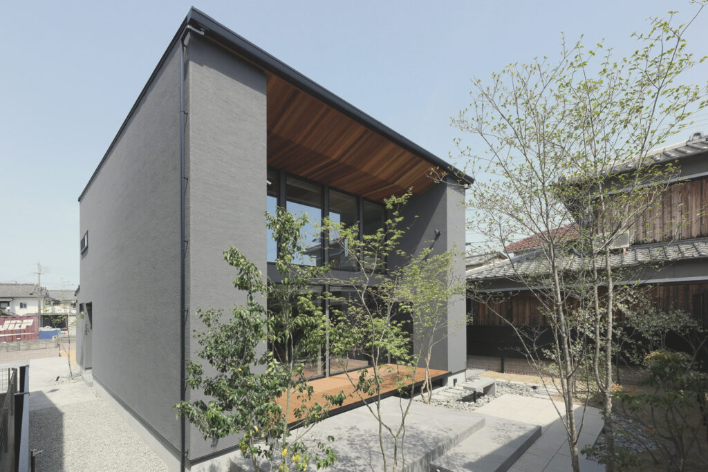姫路市の注文住宅 SE構法で建てた、中庭の緑とウッドデッキのある外観（丸尾建築の施工事例）