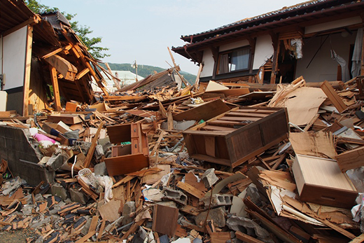 熊本県で最大深度7の本震が立て続けに2度も起こり、さらに震度1以上を記録する規模の余震が2週間で1000回以上も起るという、いまだかつてない規模の地震が起こりました。この地震の際、数百年に一度発生する地震でも倒壊しない強度と定められた「耐震等級1」の1.25倍の強さがある「耐震等級2」で作られたはずの家ですら倒壊したことです。