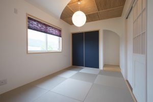 LDKとつながる和室は入り口や天井、床の間にポイントで曲線を使い、優しい印象に