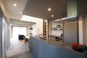 キッチンの床やカウンターの腰壁は、モルタルで仕上げ、無骨なオシャレさのある空間に。