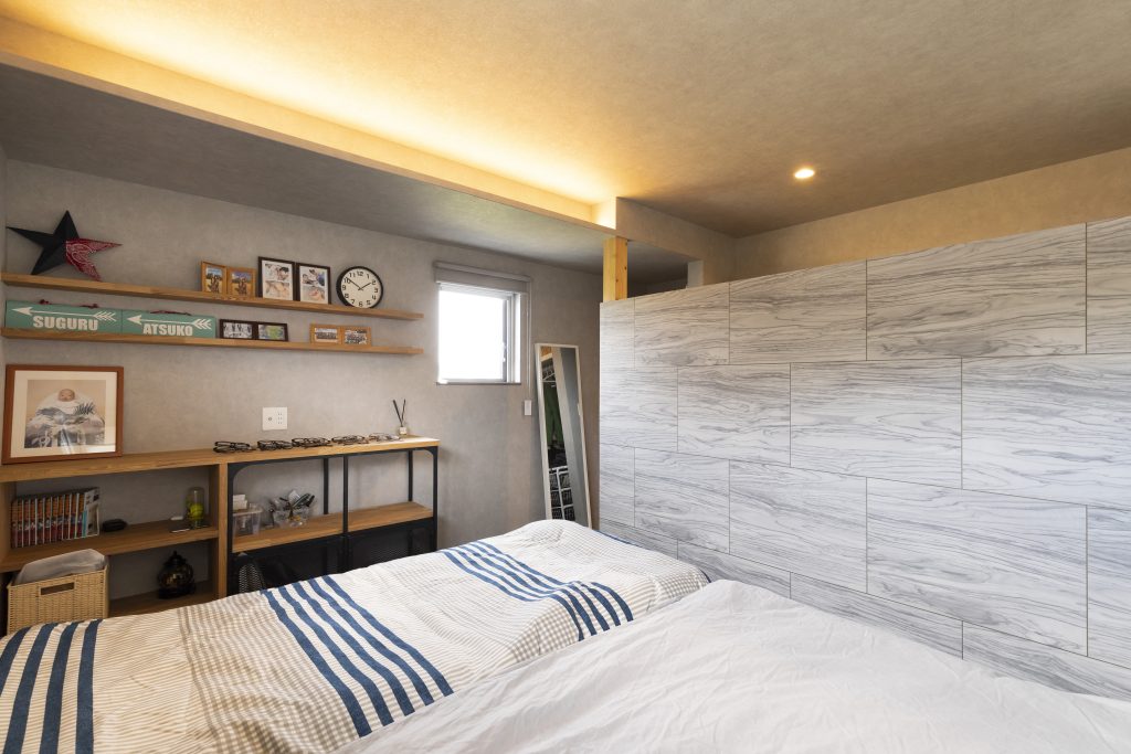 寝室。お部屋全体の空間の広がりを感じさせるようにクローゼットの壁は上部を解放。