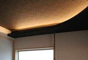 網代で仕上げた天井に間接照明の柔らかな光があたり独特の空間を生み出します。