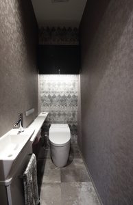 あえて１階と２階で雰囲気を変えたトイレ。１階のトイレは、ホテルライクに洗練された雰囲気に。