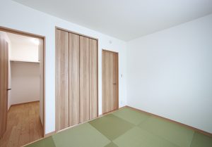 寝室はあえて畳に。ウォークインクローゼットは、廊下ともつながり、室内干しスペースから取り込んだ洗濯ものを片付けることができます。