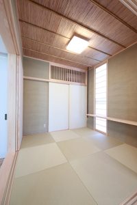 和室を小上がりにすることで、日常から切り離されたようなリラックス効果をもたらしてくれる癒しの空間に。壁は薩摩中霧島を使用、天井は葦簀天井（よしず天井）に