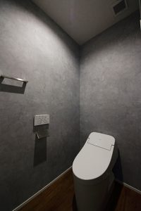 トイレはグレーを基調に、モダンなスタイルのオシャレな空間に。