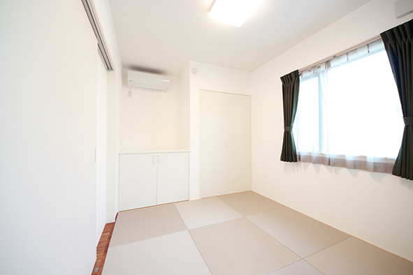 白を基調とした和室。リビングの一部としても、引き戸を閉めれば、独立した空間としても使えます。