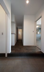 玄関ホールと洗面室がつながる動線は、玄関から直接手洗いスペースに行くことができます。