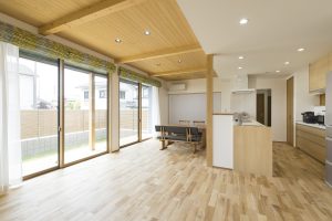 丸尾オリジナルの無垢床と漆喰で仕上げた約22帖のリビングダイニング。