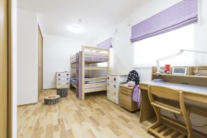 明るい光の入る子供部屋