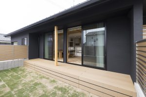 リビングとつながるウッドデッキ。