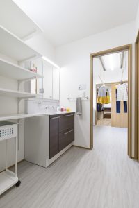 浴室から脱衣室、ランドリールーム、クローゼットまで一直線の動線になった洗面脱衣室。