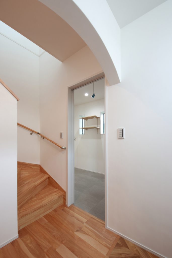 廊下と洗面スペースをわけるアーチ壁