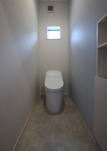 シンプルにグレーを基調にまとめたトイレ。
