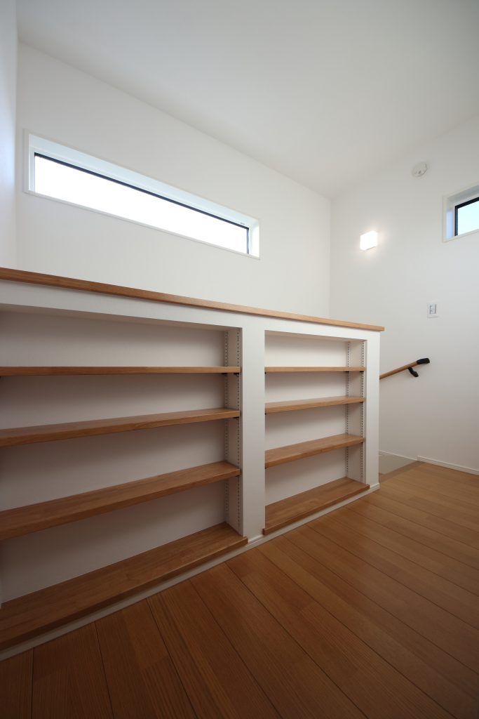 階段の腰壁を利用した本棚。