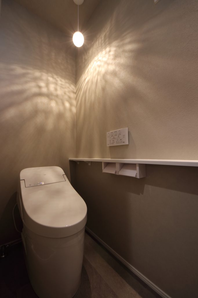 反射した模様がおしゃれなトイレ。間接照明を採用することで、落ち着いた柔らかい空間に。