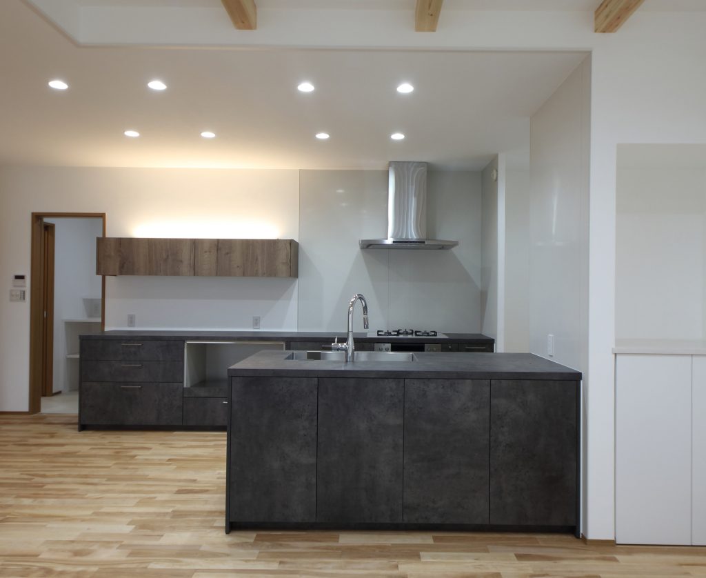 家具のような佇まいのキッチン　kitchenHouse（キッチンハウス)製「グラフテクト」を採用。