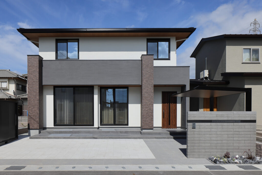 深い軒の寄棟屋根が特徴の注文住宅の外観