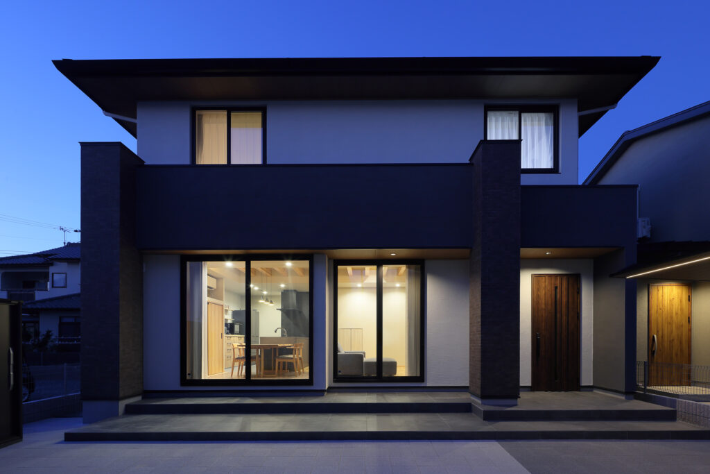 深い軒の寄棟屋根が特徴の注文住宅の外観