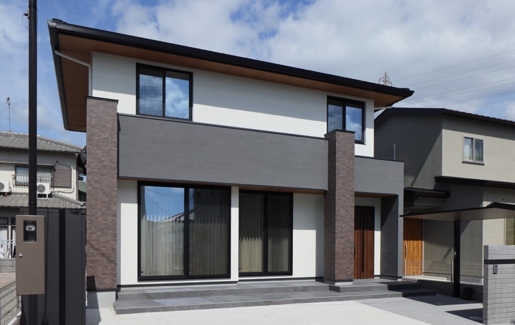 深い軒の寄棟屋根が特徴の注文住宅の外観