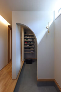 アーチ垂れ壁が印象的な玄関