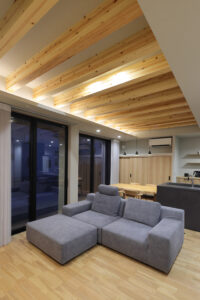 照明が彩る、落ち着いた夜のリビング