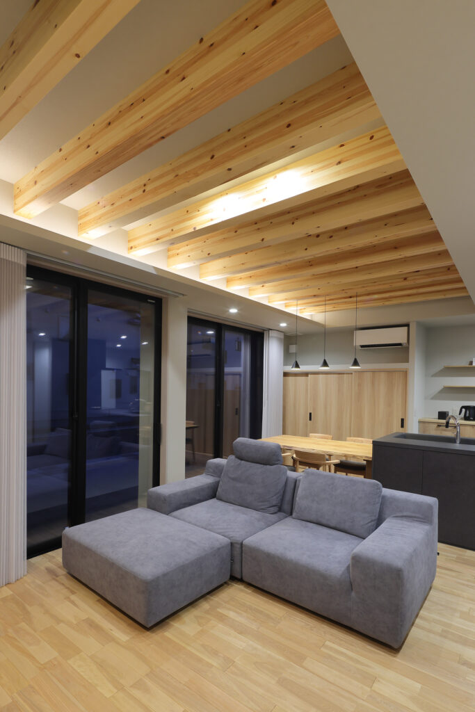 照明が彩る、落ち着いた夜のリビング