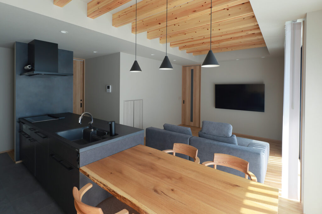 グレーのキッチンパネルを採用した注文住宅のキッチン