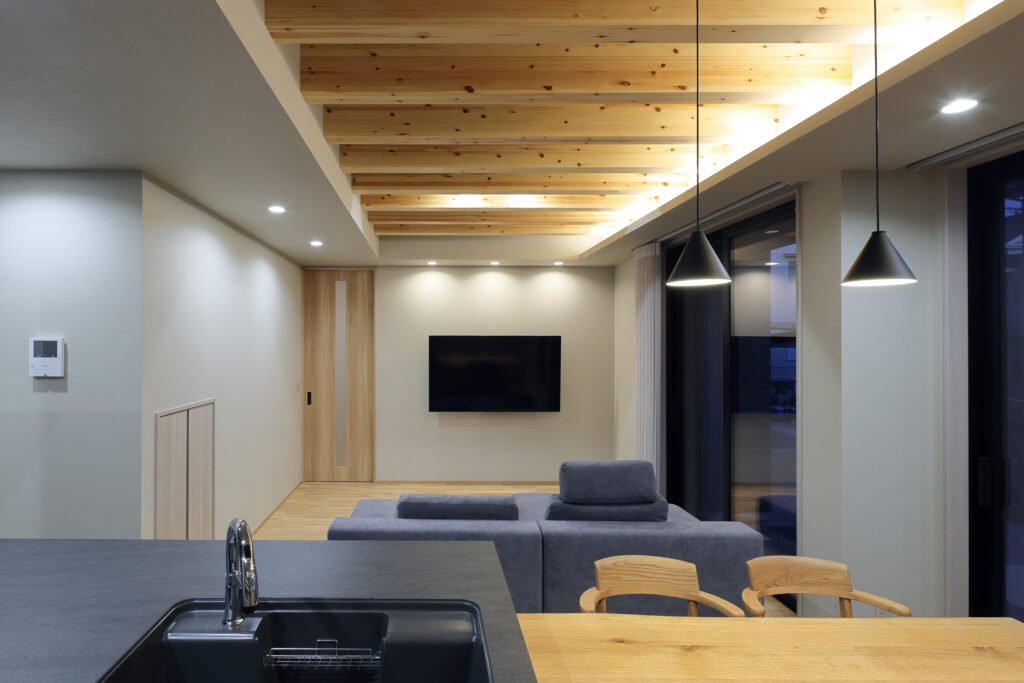 化粧梁が並ぶ天井デザインのリビング空間