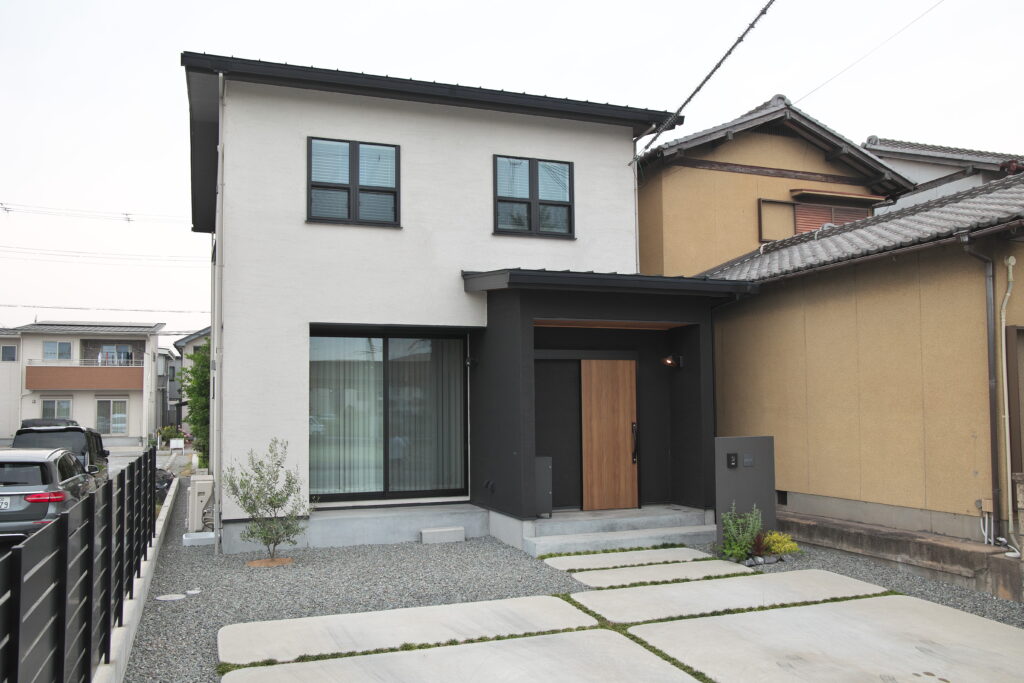 ホワイトとブラックのコントラストが美しい注文住宅の外観