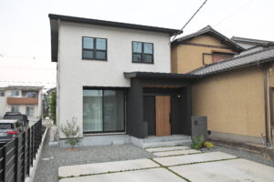 ホワイトとブラックのコントラストが美しい注文住宅の外観