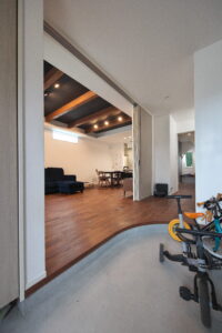 注文住宅 玄関土間 自転車収納 LDKにつながる開放的な間取り