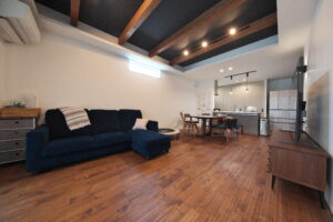 間接照明 開放的なリビングダイニング