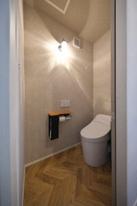 注文住宅 トイレ ヘリンボーン床 間接照明 落ち着いた内装