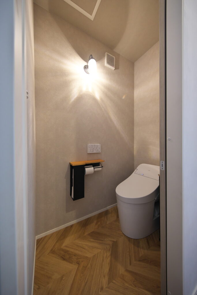 注文住宅 トイレ ヘリンボーン床 間接照明 落ち着いた内装
