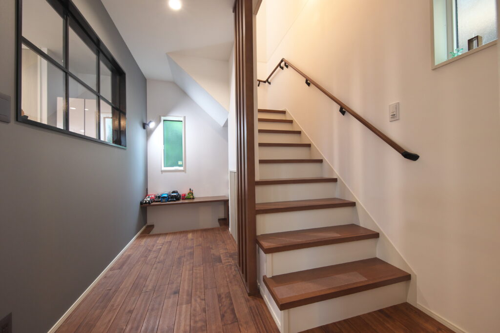注文住宅 階段スペース 室内窓 キッズスペース こもり感のある間取り