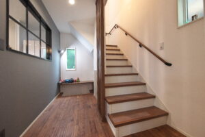 注文住宅 階段スペース 室内窓 キッズスペース こもり感のある間取り