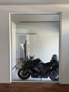 バイクが見えるお家のお引渡しでした♪